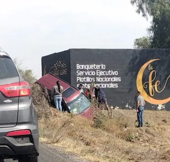 Fuerte accidente en la Tetepango–Tlaxcoapan deja un lesionado; camioneta cae a canaleta