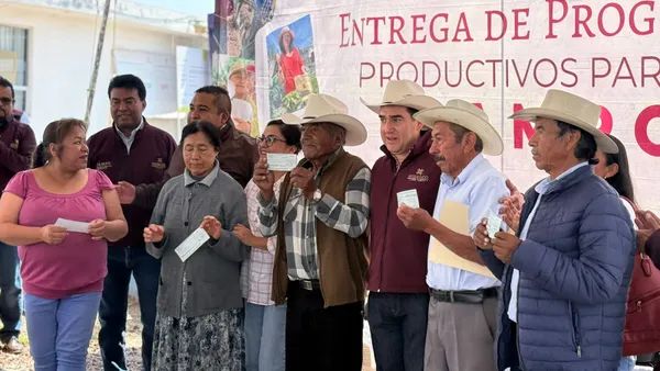 Entrega de apoyos económicos a productores del campo en Hidalgo