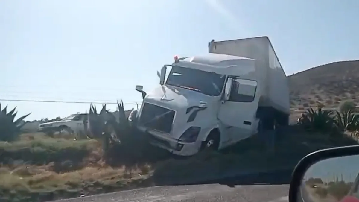 Tráiler accidentado sobre el camellón en carretera