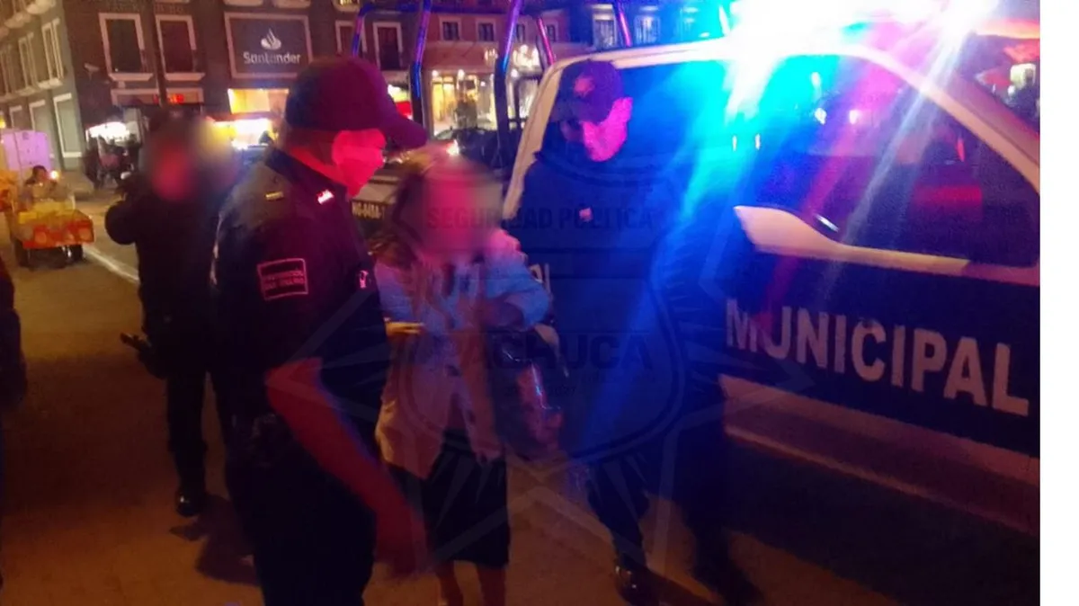 Policías ayudaron a una adulta mayor desorientada a volver sana y salva a su hogar.