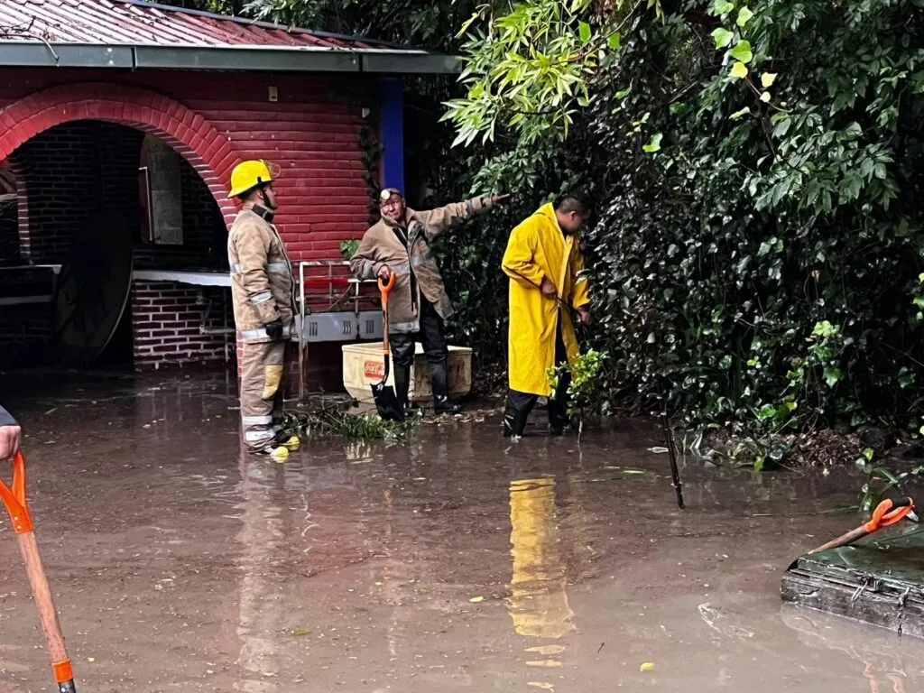Calles anegadas, autos varados y casas dañadas: así pegó la lluvia en Tepeji