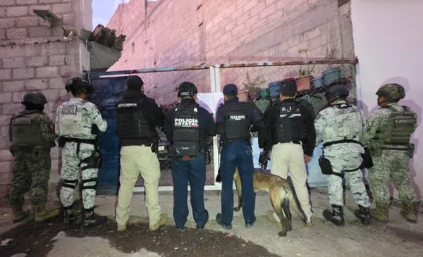 Droga y arma aseguradas durante operativo en Tolcayuca.