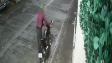 Cámaras de seguridad captan el robo de una motocicleta en Bosques de Ibiza, Tizayuca.