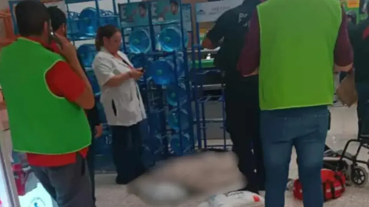 Momentos de tensión en Pachuca: hombre muere en Aurrerá de Plaza Bella, PGJEH investiga posibles causas naturales.