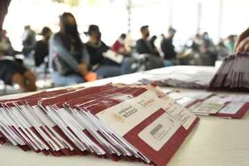 Becas Jóvenes Construyendo el Futuro: entregan tarjetas a beneficiarios