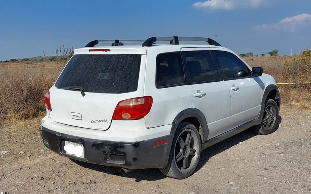 Hallan cuatro cadáveres dentro de camioneta en Atotonilco de Tula