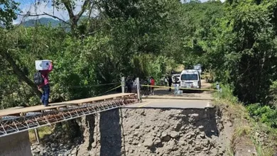 Continúan los trabajos para reconectar las localidades afectadas por lluvias en Hidalgo y Veracruz.