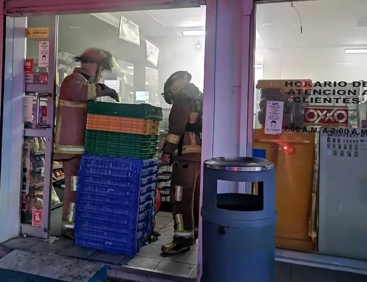 Pachuca: se incendia Oxxo en colonia Constitución