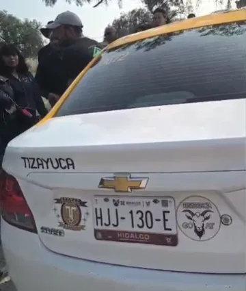 Padres de familia increpan a taxista por presuntamente aventar su unidad contra desfile de menores en Tizayuca
