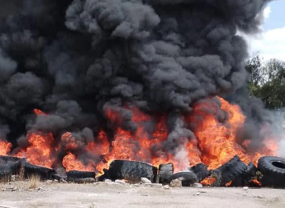 Incendio de llantas entre Apaxco y Atotonilco