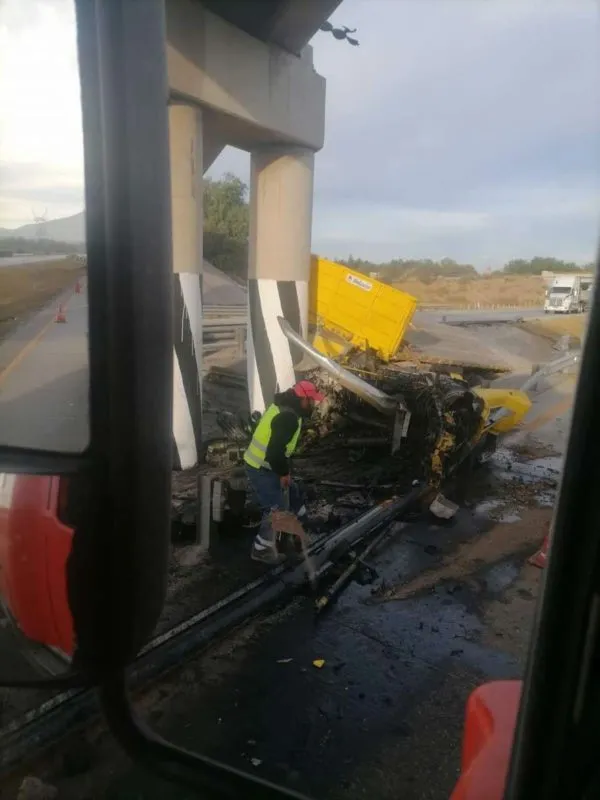 Accidente en la Arco Norte: tráiler choca y queda destruido