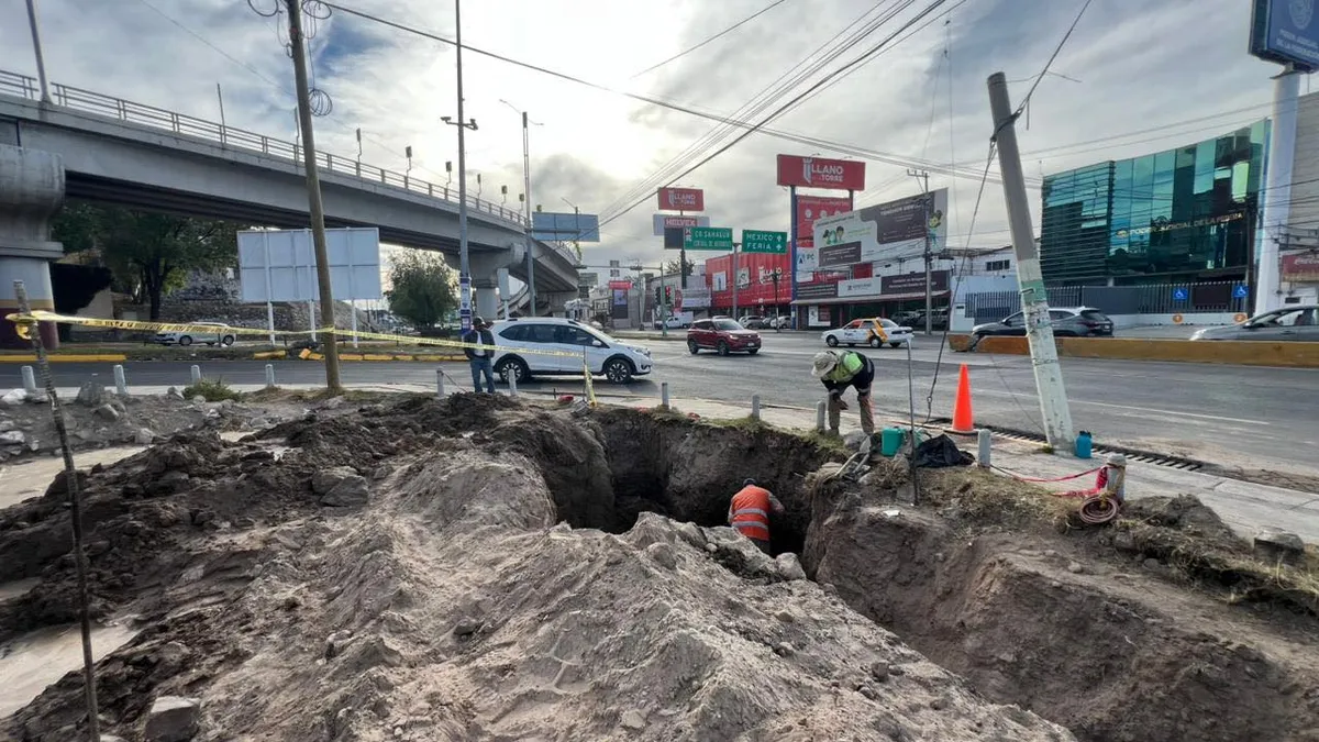 Caasim atiende fuga en línea de agua potable en bulevar Felipe Ángeles