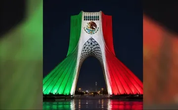 Torre Azadi se ilumina con los colores de México