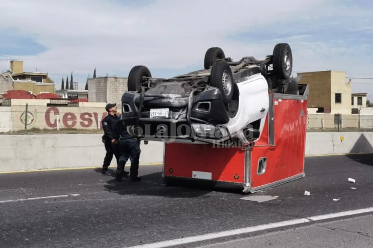 Accidente en la autopista México-Pachuca: vuelca camioneta frente al balneario Flamingos