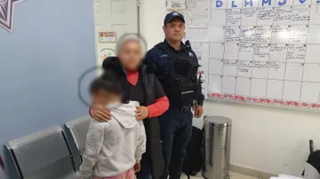 Policías resguardan a menor con Síndrome de Down
