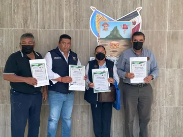 Entregan concesiones a transportistas de Hidalgo