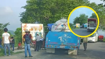 Pobladores retienen pipa tras accidente vial en Huejutla
