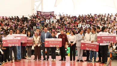 Entrega de Becas de la Transformación a universitarios en Hidalgo.