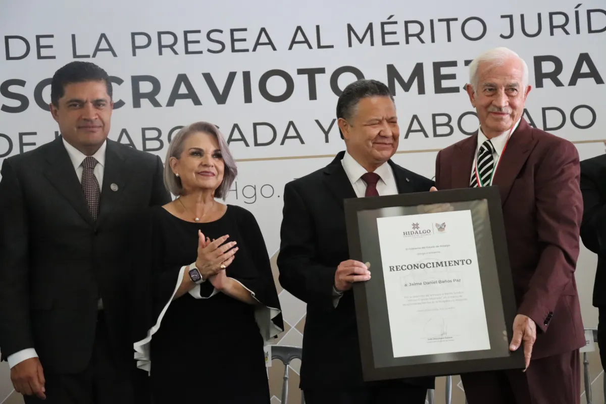 Dan medalla Alfonso Cravioto a Jaime Daniel Baños Paz