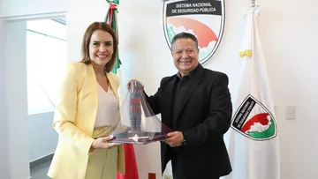 Julio Menchaca se reúne con Clara Luz Flores para tratar temas de seguridad