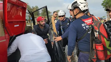 Cuatro personas más fueron localizadas y la ayuda humanitaria ya llegó a miles de familias.