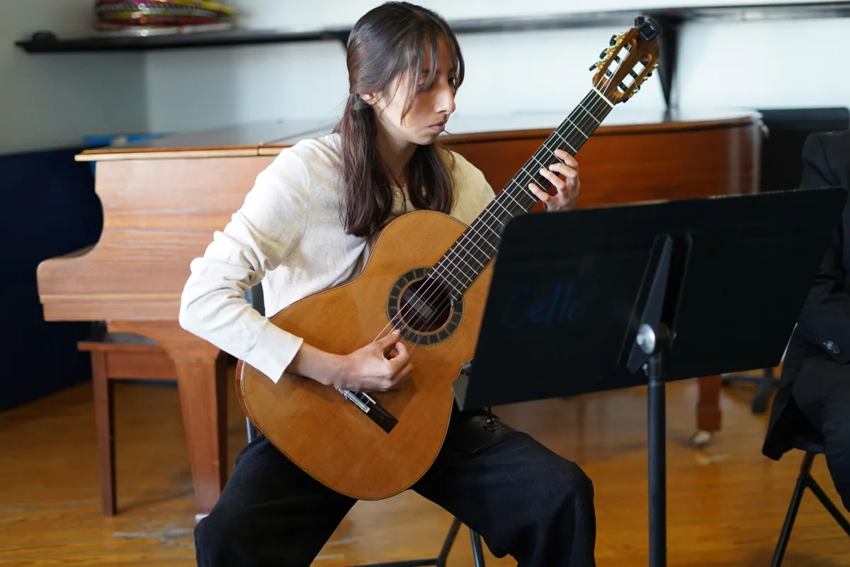 Persona toando guitarra