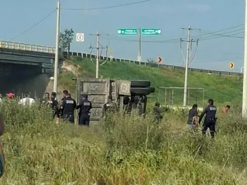 Vuelca maroma en la carretera Tula-Tlahuelilpan y provoca cierre de la circulación