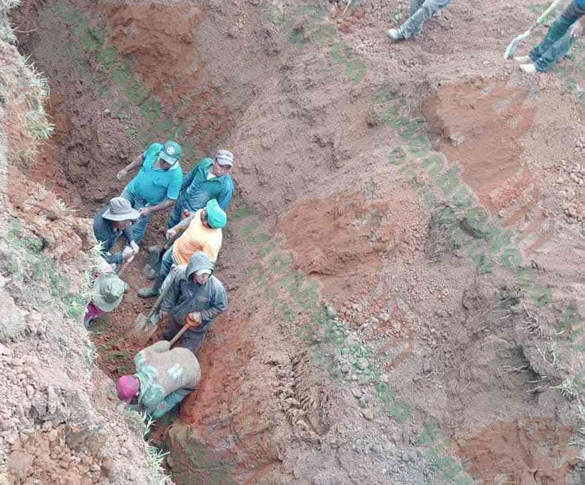 Continúan las labores de rescate en Tlanchinol tras derrumbe en obra de drenaje