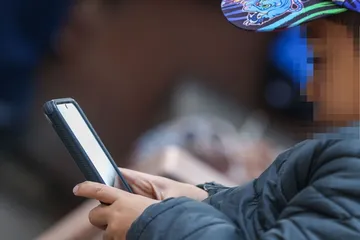 Niños pasan hasta 6 horas frente a pantallas en México; expertos alertan efectos