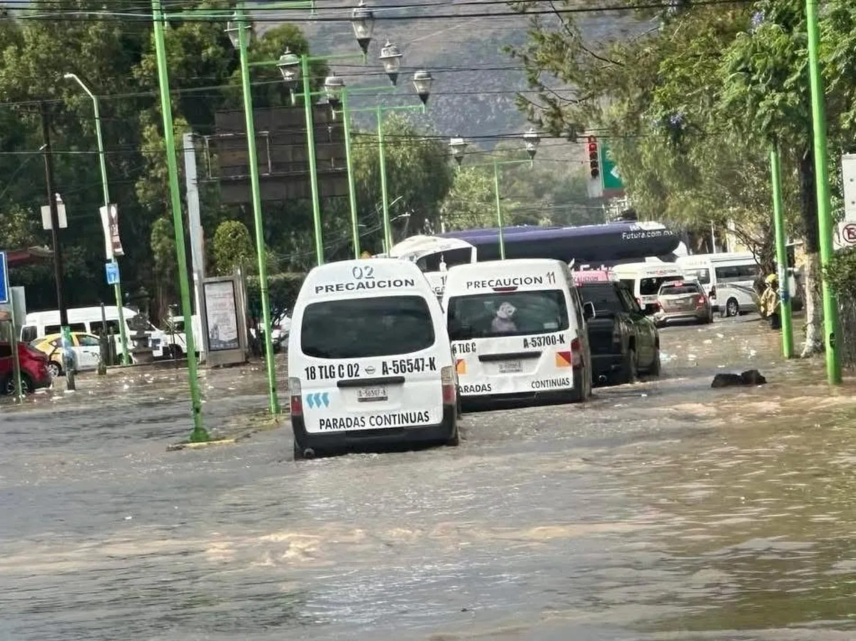 Fuerte lluvia provoca encharcamientos y caos vial en Tulancingo