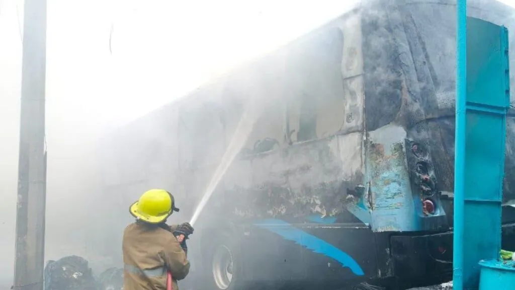 Fuerte incendio consume autobús de pasajeros en Tepeji del Río
