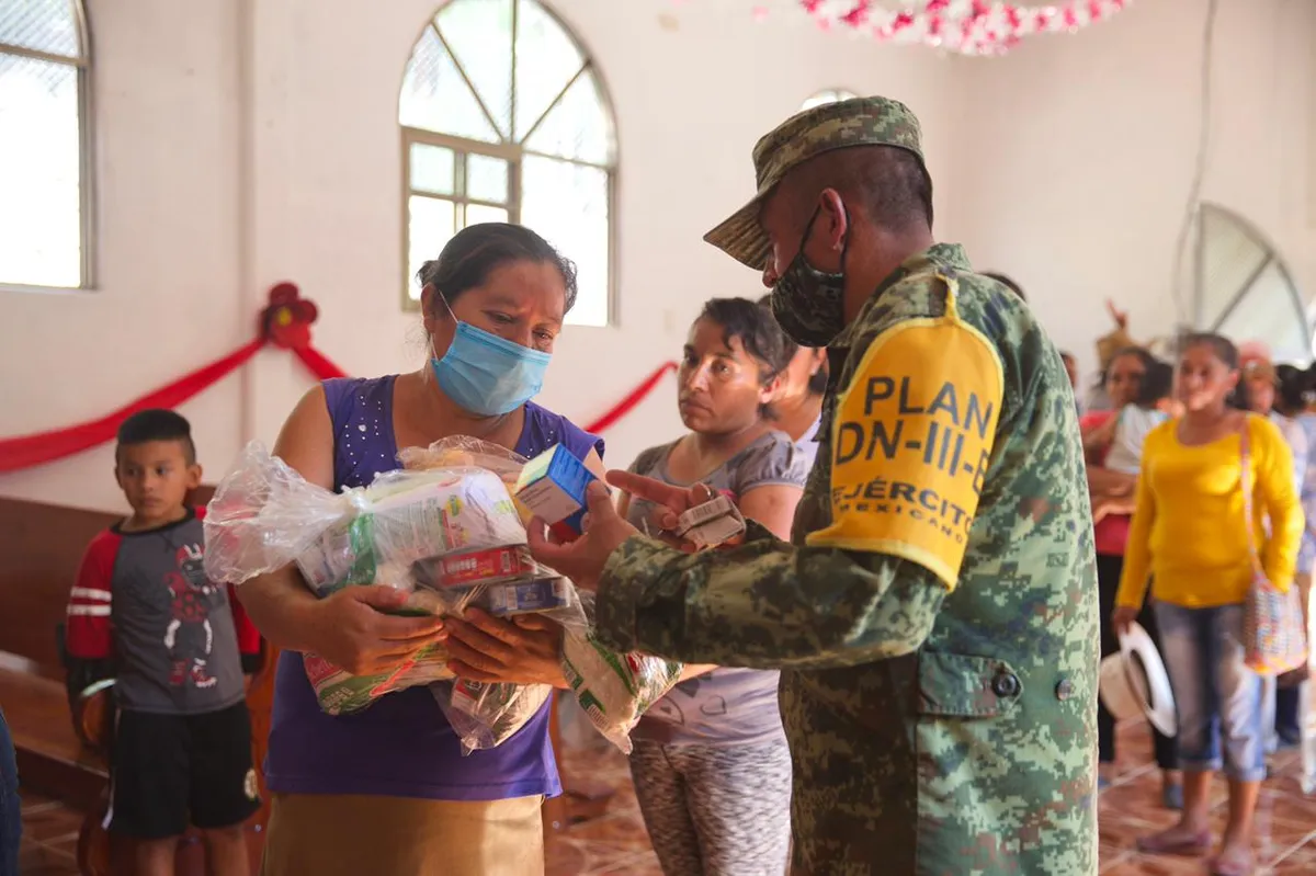 Llevan víveres a familias de Zimapán incomunicadas por desborde de río