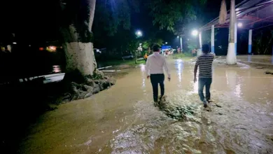 Inundaciones afectan casas en Huejutla y causan daños en Tepeji.
