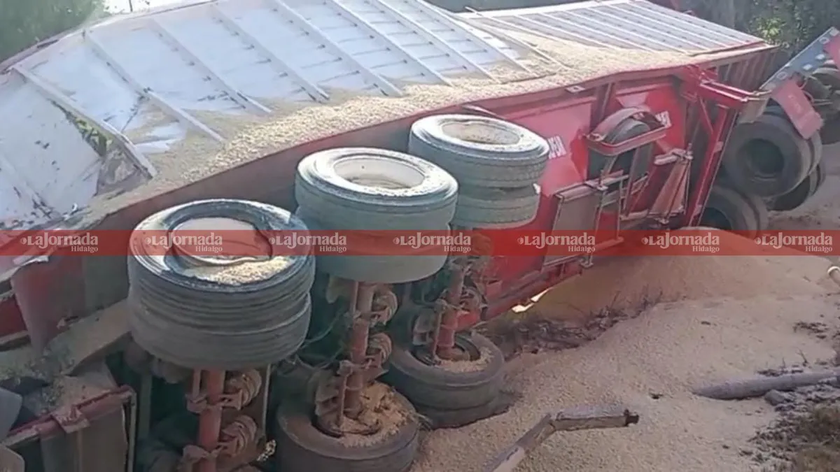 Tlaxcoapan: tren embiste a tráiler que transportaba maíz | VIDEO