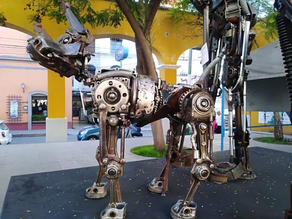 José Ramírez transforma la chatarra en arte metalizado