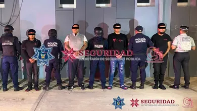 Armas, chalecos balísticos y vehículos asegurados durante un operativo en Huichapan.