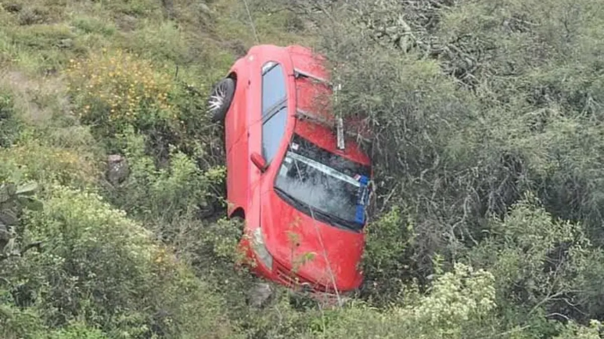 Auto fuera del camino tras accidente