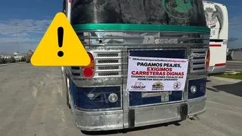 Unidades de transporte ocupan dos carriles de la autopista México-Pachuca, en dirección a la Ciudad de México, durante una protesta.