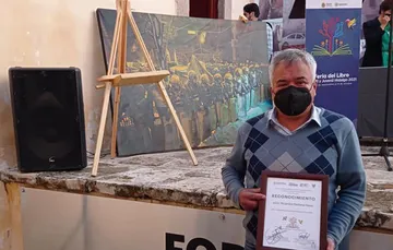 Hombre apasionado por compartir sus conocimientos a la comunidad