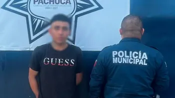 Policías de Pachuca detienen a un hombre por presunto robo de autopartes.
