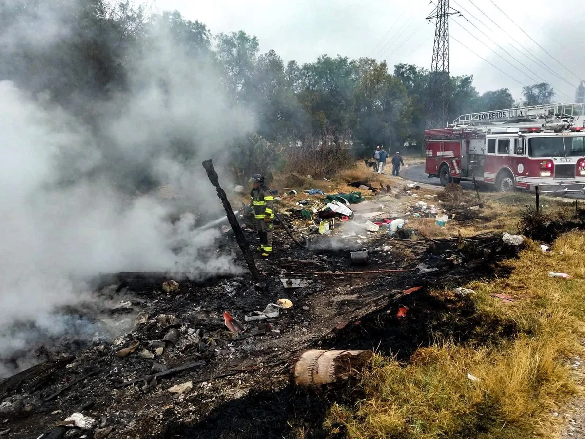 Bomberos de Tula sofocan un incendio de basura