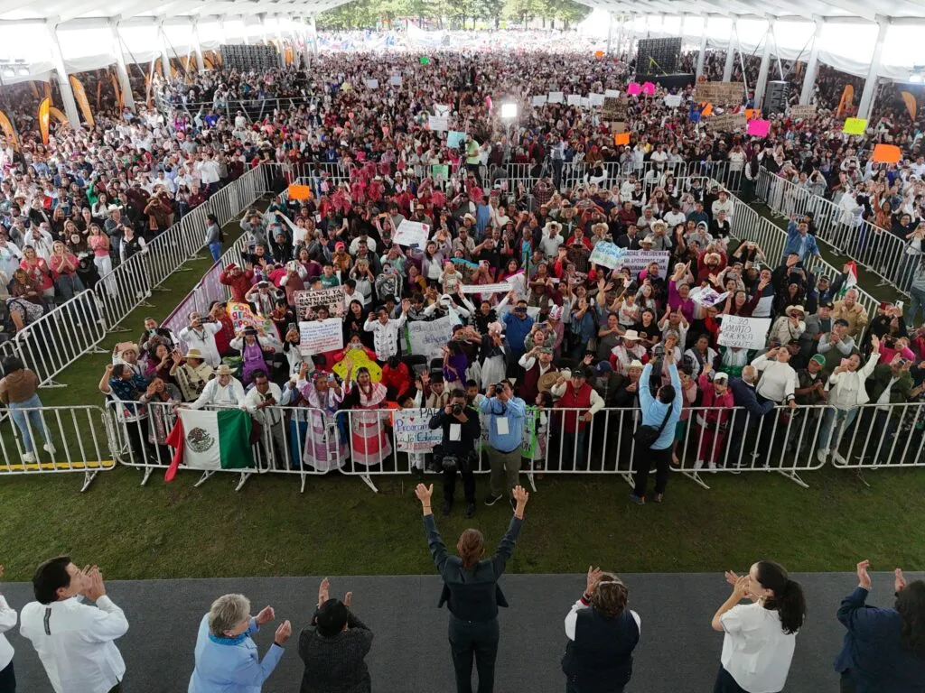 Sheinbaum visita 16 estados y reunió a 250 mil ciudadanos