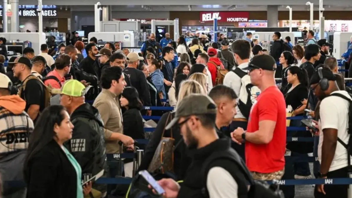 Miles de pasajeros enfrentan largas filas y cancelaciones en aeropuertos de Estados Unidos debido al cierre del gobierno y la falta de personal aéreo.