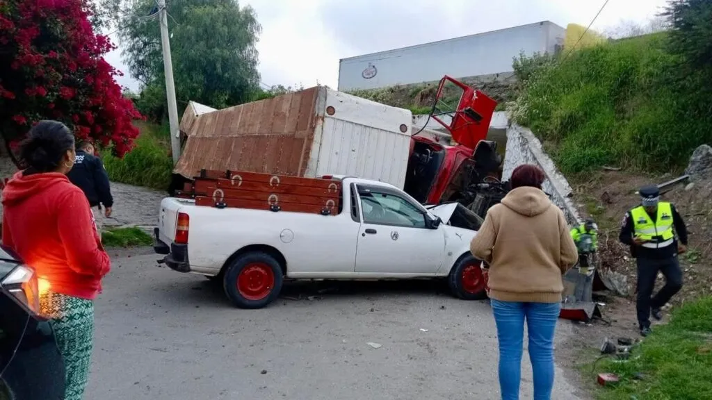 Tractocamión cae de puente en Tepeji del Río