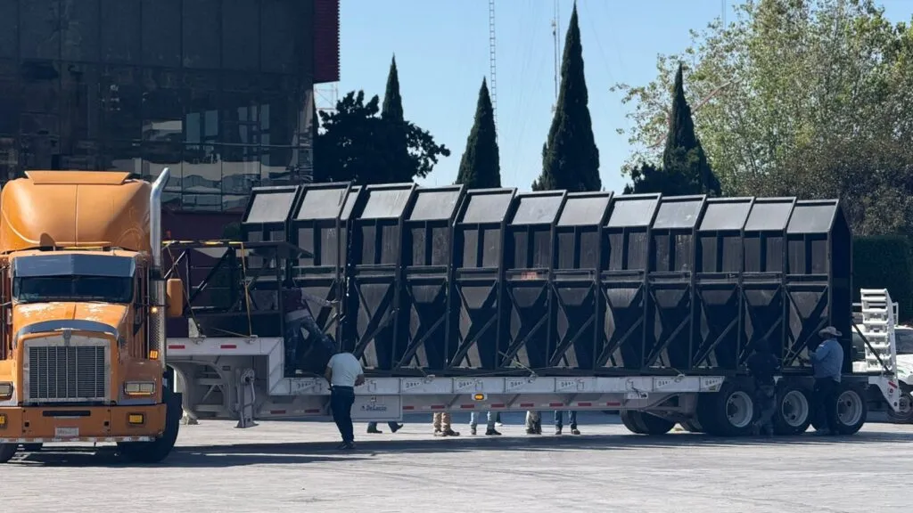 ¿Qué está pasando en Plaza Juárez? Llegan vallas metálicas a Palacio de Gobierno