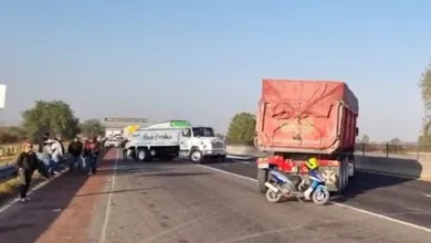 Campesinos y transportistas bloquean la autopista Arco Norte.