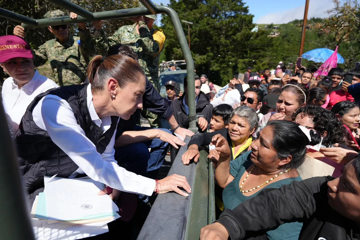 Claudia Sheinbaum recorre Hidalgo y Querétaro; asegura recursos suficientes para apoyar a familias afectadas por lluvias.