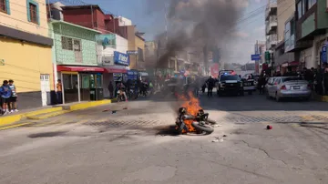 Tula: queman patrulla para exigir justicia por joven que murió tras salir de barandillas