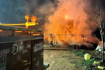 Incendio consume pacas de forraje en rancho de Mixquiahuala