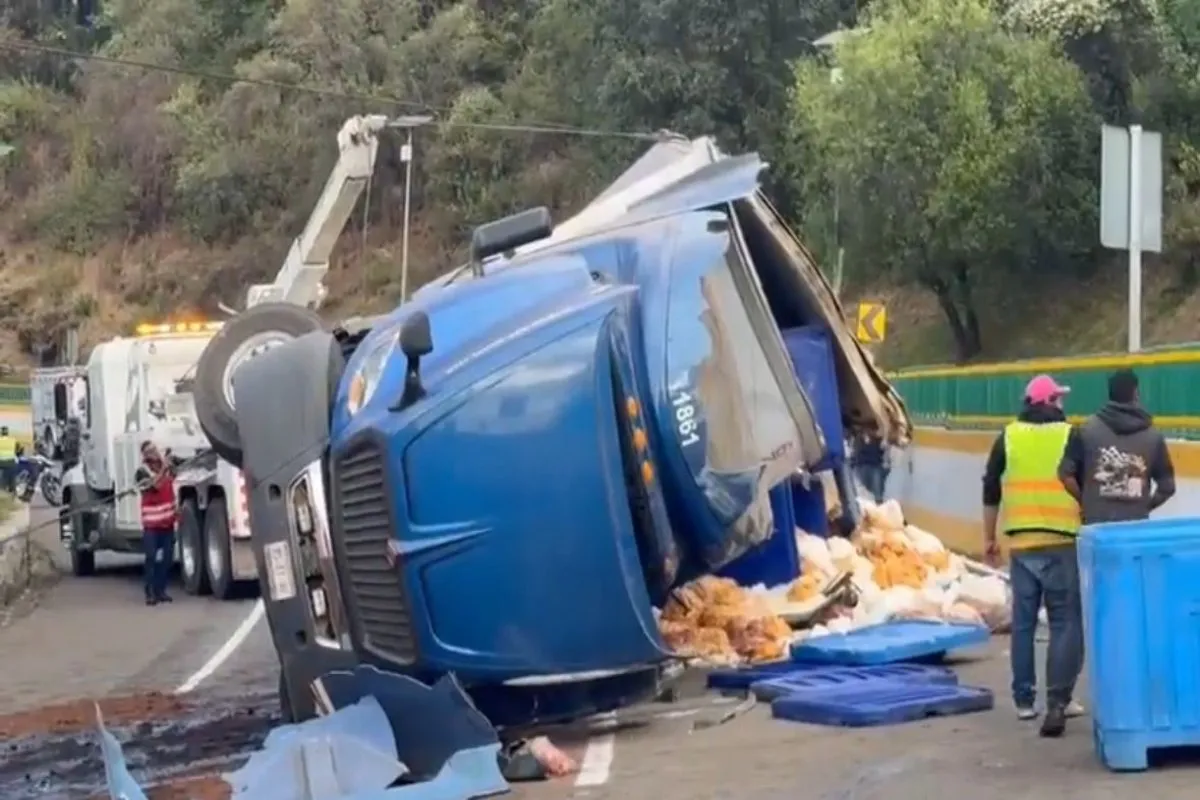 Autopista México-Cuernavaca: vuelca tráiler cargado de pollo